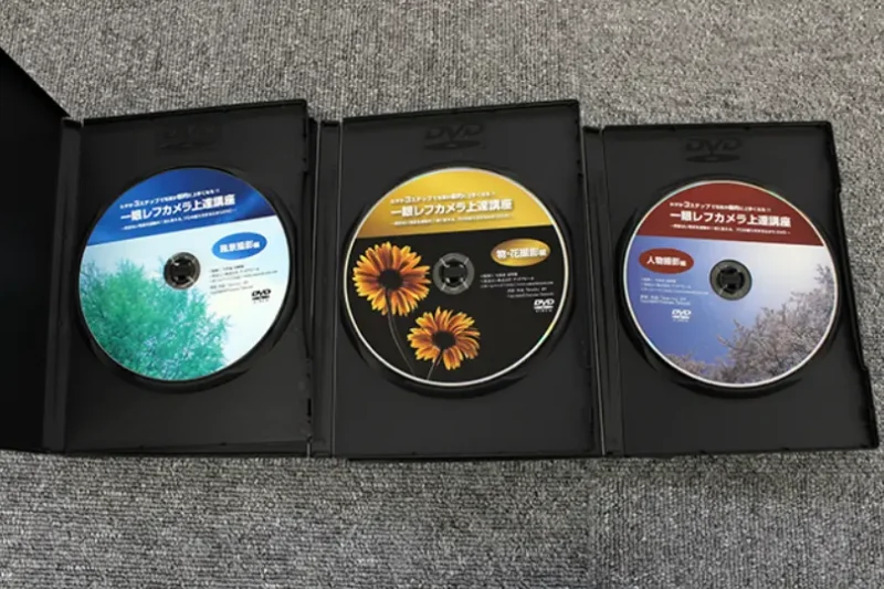DVD3枚を並べケースを開いたた画像